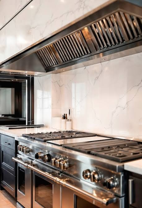 Hotte de cuisine professionnelle en acier inoxydable nettoyée en profondeur